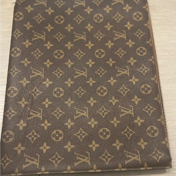 Vintage LV Zip up Portfolio barely used. Great condition - Picture 3 of 5